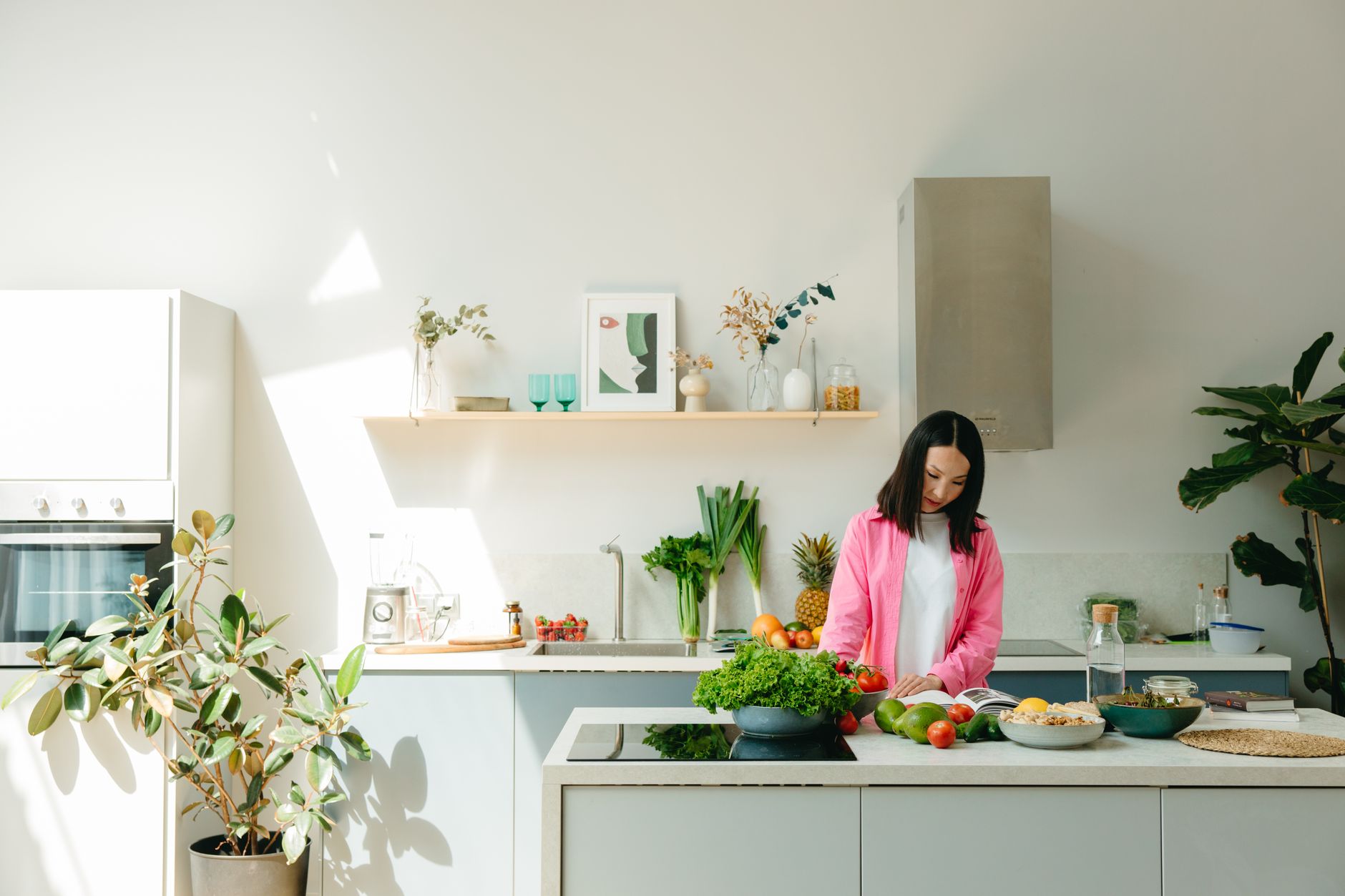 Femme préparant des légumes frais dans une cuisine lumineuse et calme, un matin ensoleillé