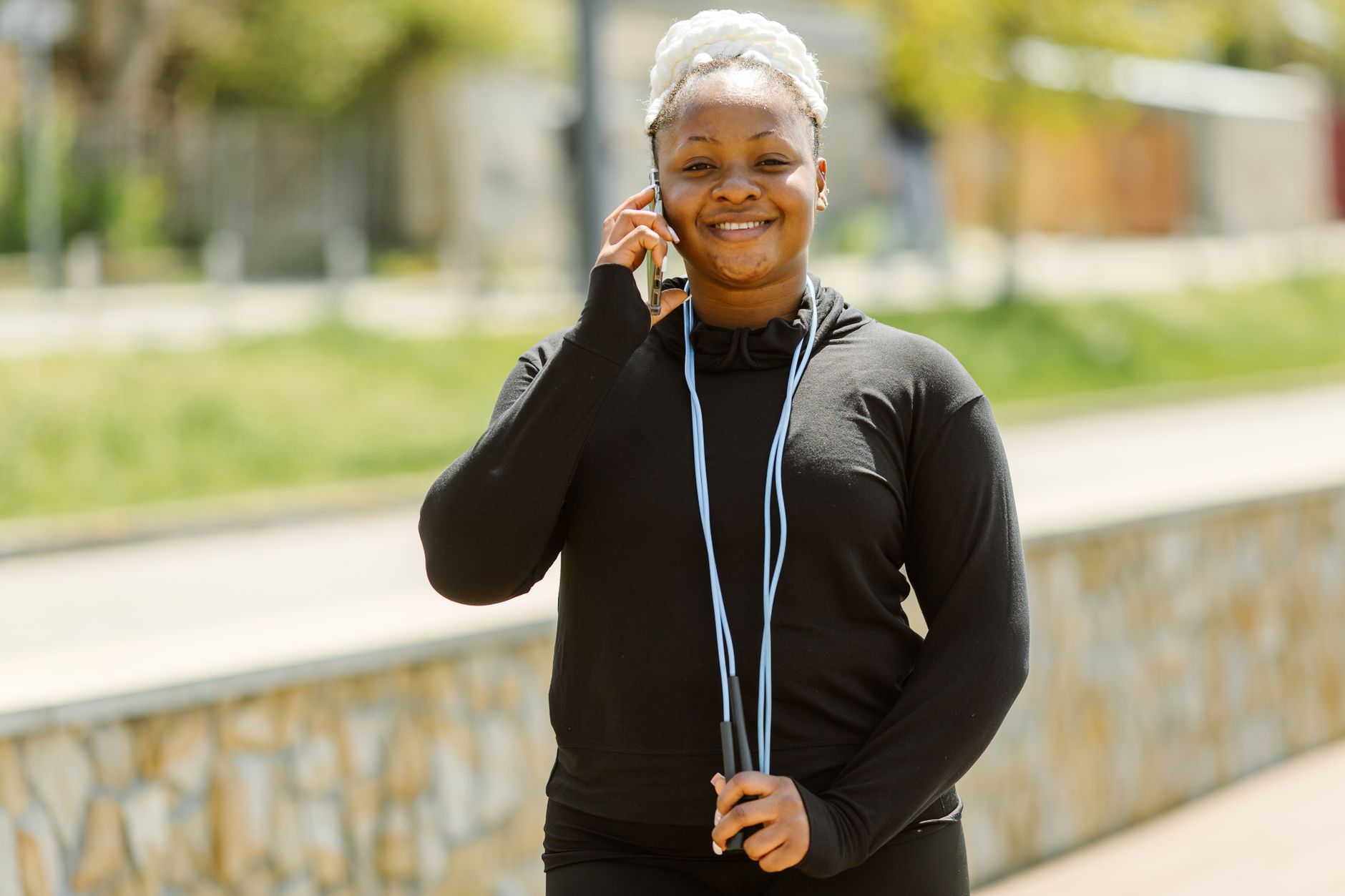 Femme d'une quarantaine d'années souriante en tenue de sport, énergique en extérieur