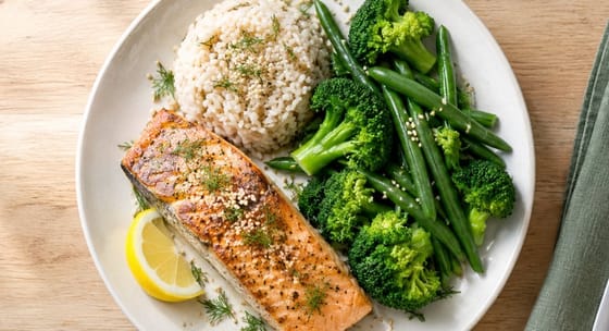 Photo d'une assiette de saumon grillé, riz et légumes verts