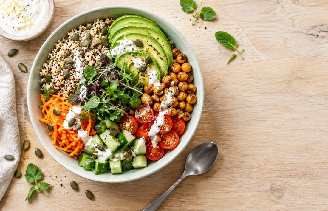Bowl de quinoa, avocat, pois chiches rôtis et crudités vu du dessus